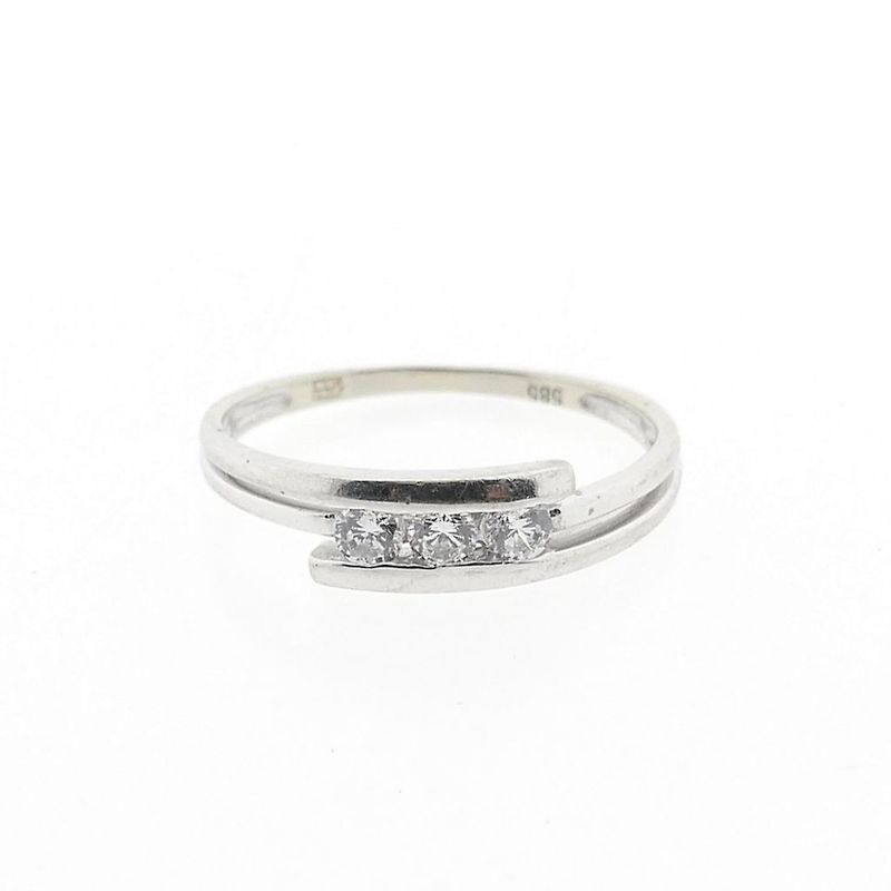 Image 3 of White gold ring with 0.105 ct diamond.