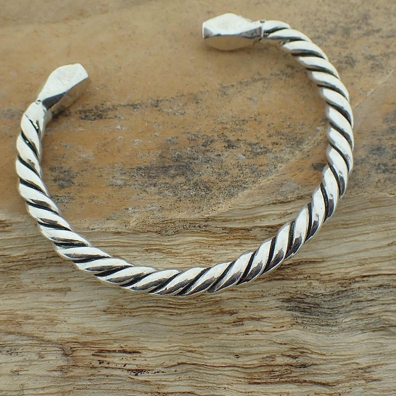 Image 2 of Silver solid twisted clamp bracelet | Ø 55 mm