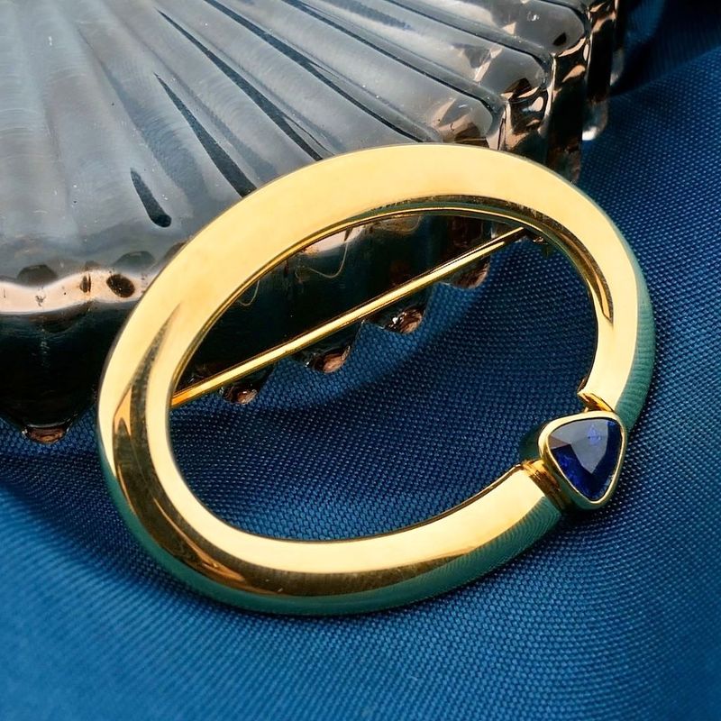 Image 2 of Gold brooch with sapphire