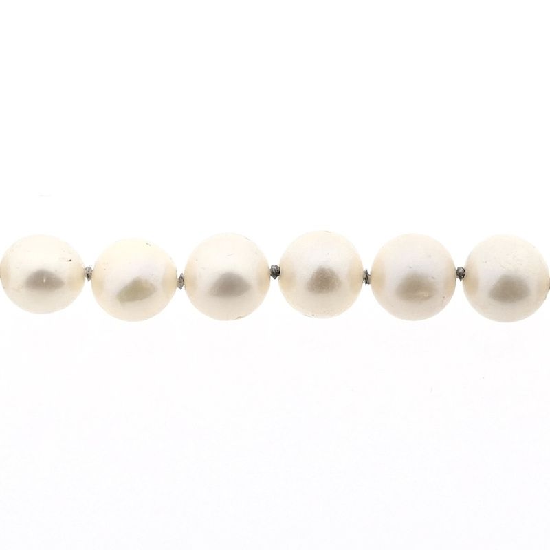 Image 16 of Pearl necklace with 9 carat bicolor clasp