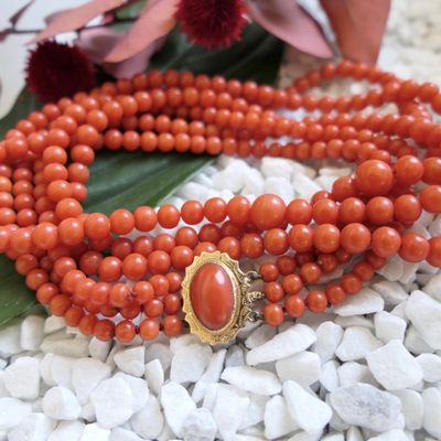 Blood coral bead necklace with gold clasp; Antique | 45 cm Image 2 of Blood coral bead necklace with gold clasp; Antique | 45 cm