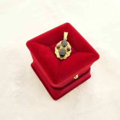 Image 2 of Vintage gold pendant with garnet