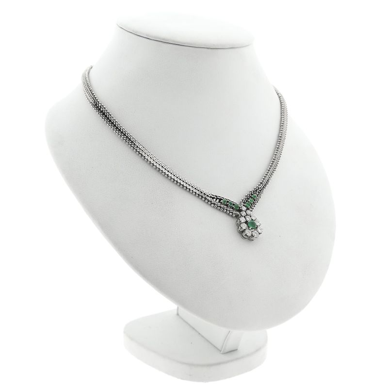 Afbeelding 3 van Witgouden visgraat schakelcollier met smaragd en diamanten; 0,77 ct.