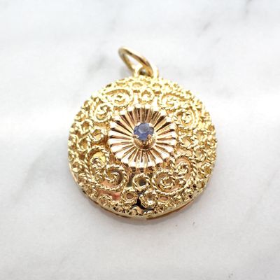18-karat gold filigree pendant with sapphire | Brevetto Image 2 of 18-karat gold filigree pendant with sapphire | Brevetto
