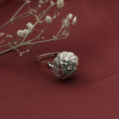 Image 2 of Gold ring with emerald and diamond; 0.03 ct.