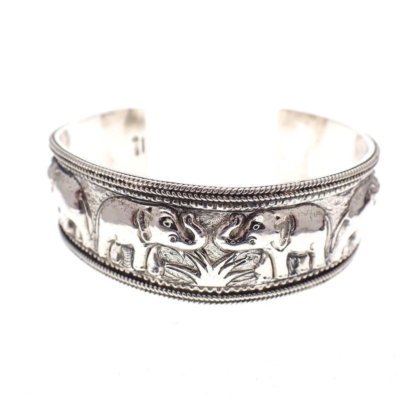 Image 1 of Silver Thai clamp bracelet with elephant relief | Ø 62 mm