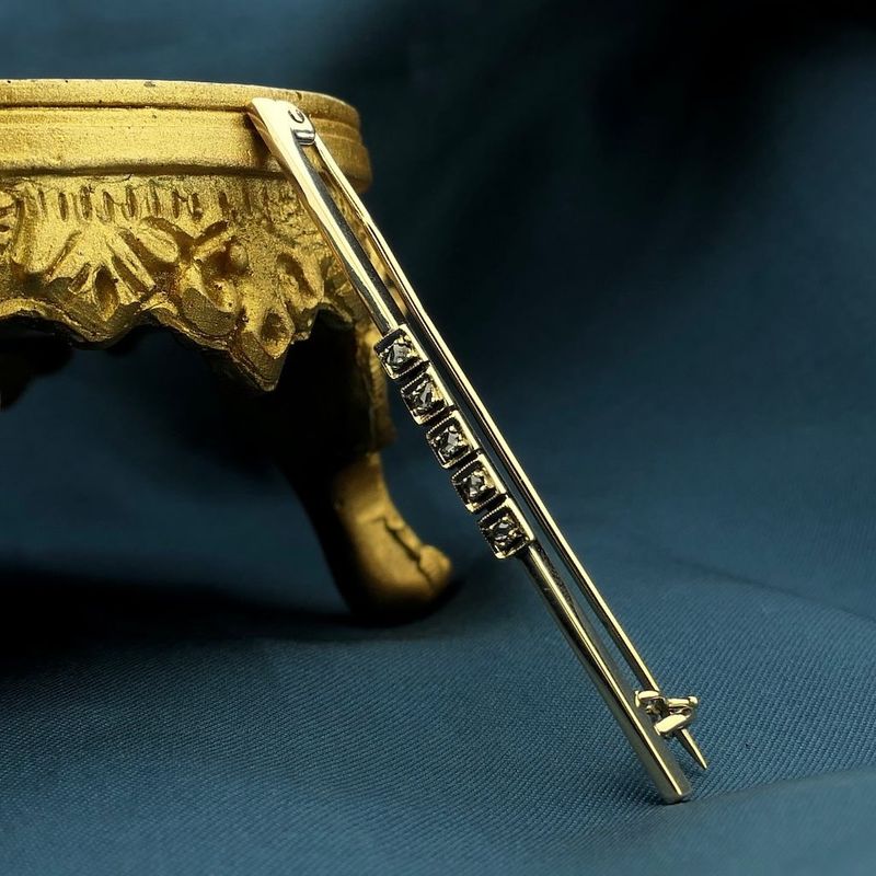 Image 2 of Gold Art Deco brooch with diamond; 0.10 ct.