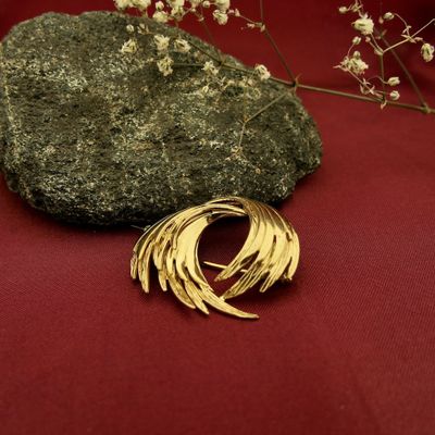 Golden brooch of wings Image 2 of Golden brooch of wings