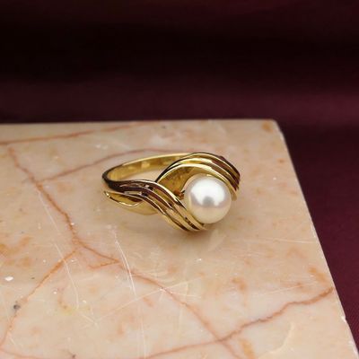 Image 2 of Vintage gold ring with pearl
