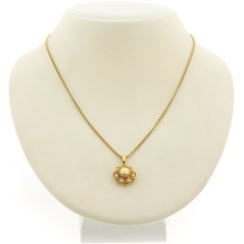 Image 11 of Gold pendant of a Zeeland button