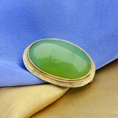 Image 2 of Gold brooch with Jade