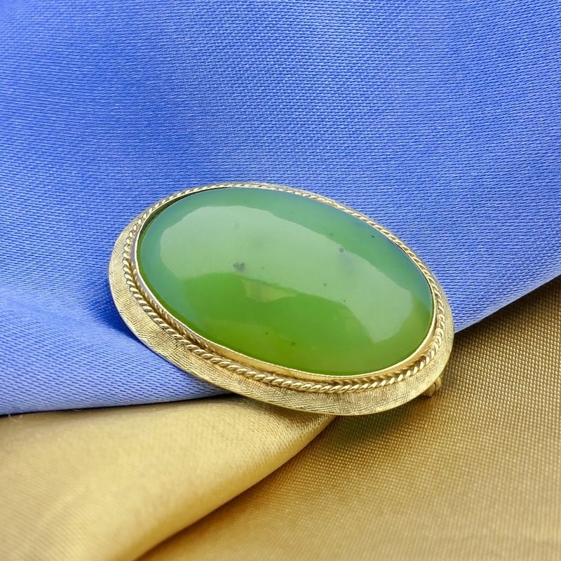 Image 2 of Gold brooch with Jade
