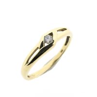 Gold solitaire ring with zirconia