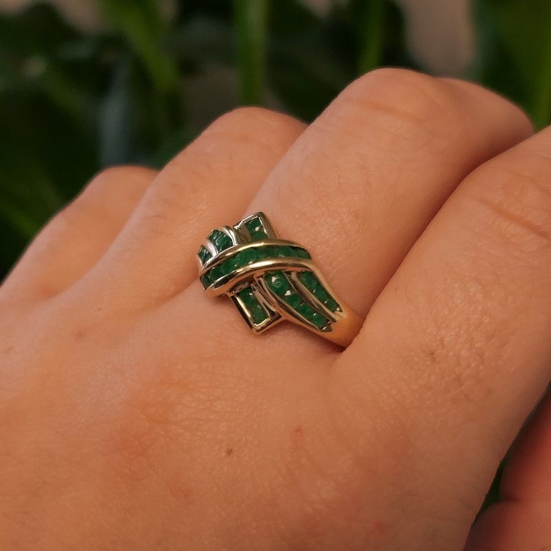 Image 4 of 9 carat ring with emerald