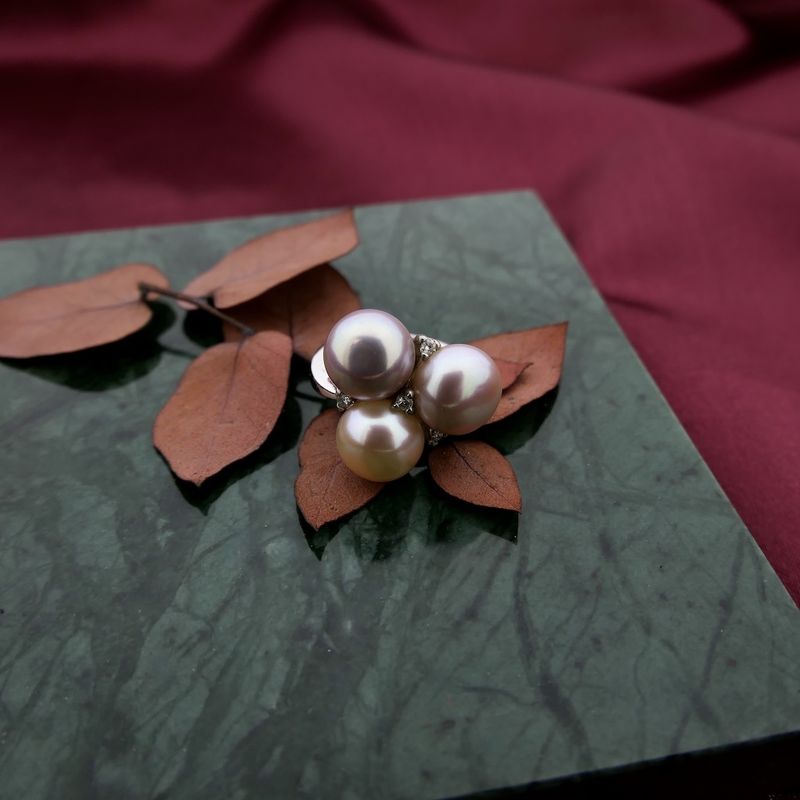 Image 8 of White gold ring with pearl and diamonds; 0.06 ct.