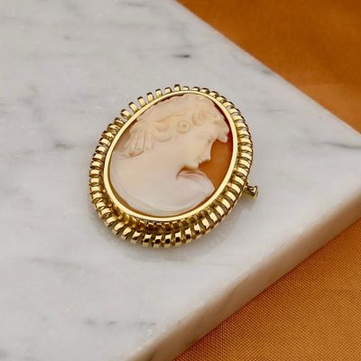 Image 2 of Antique Gold Brooch/Pendant with Cameo