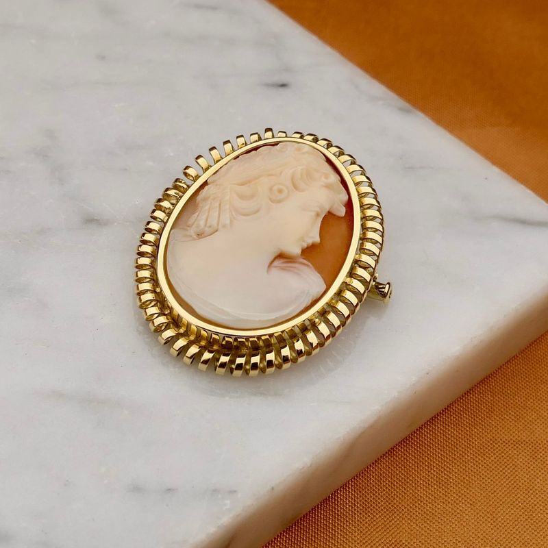 Image 2 of Antique Gold Brooch/Pendant with Cameo