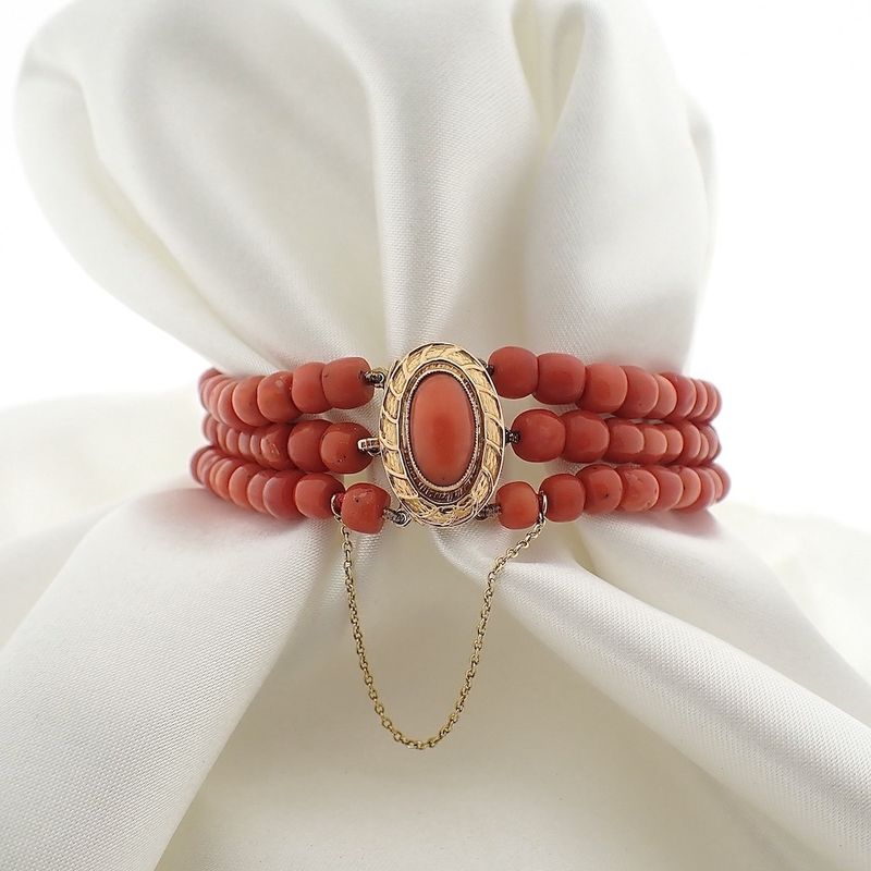 Image 2 of Red coral beads bracelet with gold clasp; Antique | Ø 64mm