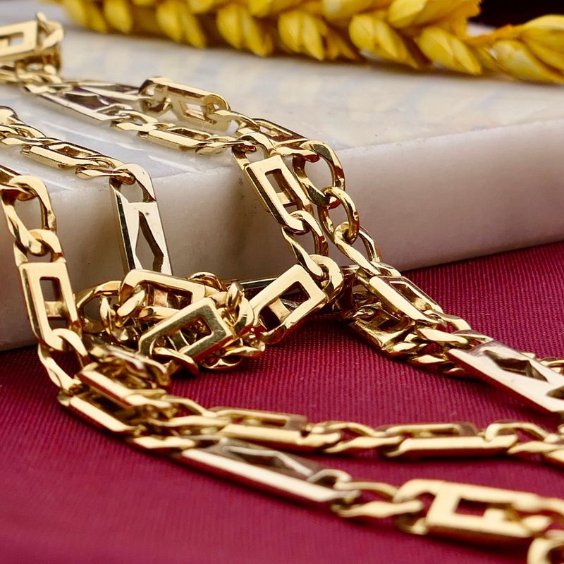 Afbeelding 2 van Gouden valkenoog schakelketting met witgouden wiebertjes