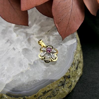 Image 2 of Gold pendant with ruby ​​and diamond | 0.06 ct.
