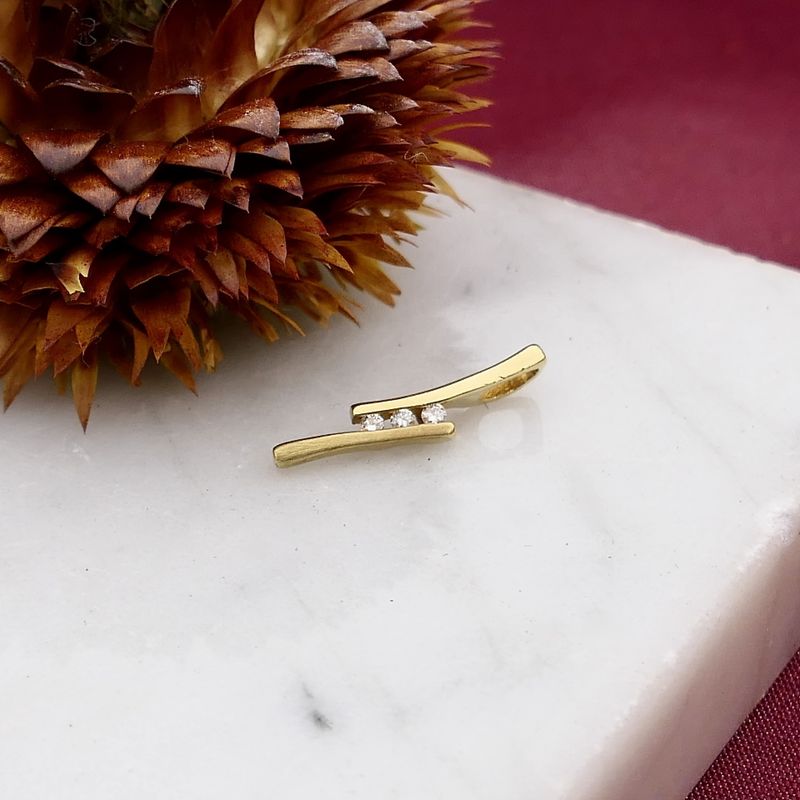 Afbeelding 2 van Gouden minimalistische hanger met diamant; 0,015 ct.