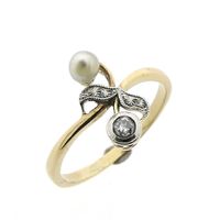 Gold ring with pearl and diamond | 0.10 ct.