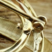 Golden fantasy brooch; Curl