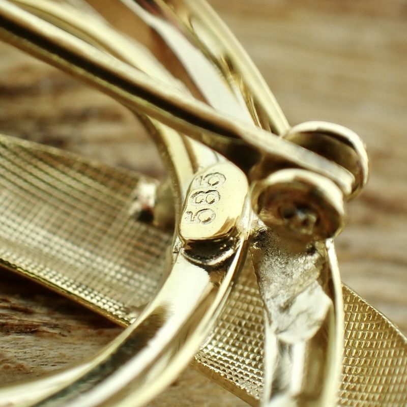 Image 1 of Golden fantasy brooch; Curl