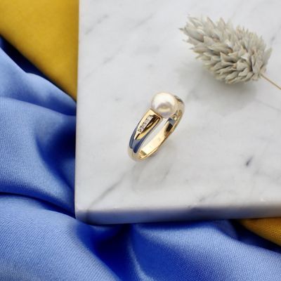 Image 2 of Gold ring with pearl and diamonds; 0.04 ct.