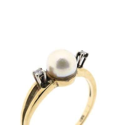 Gold ring with pearl and diamonds; 0.04 ct. Image 2 of Gold ring with pearl and diamonds; 0.04 ct.