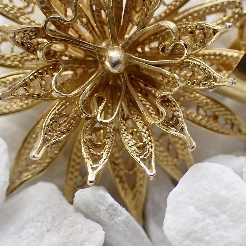 Image 5 of Vintage gold flower pendant with filigree technique