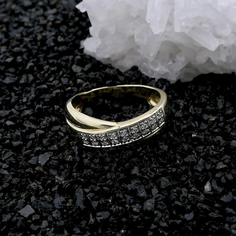 Image 2 of Gold ring with diamond; 0.09 ct.
