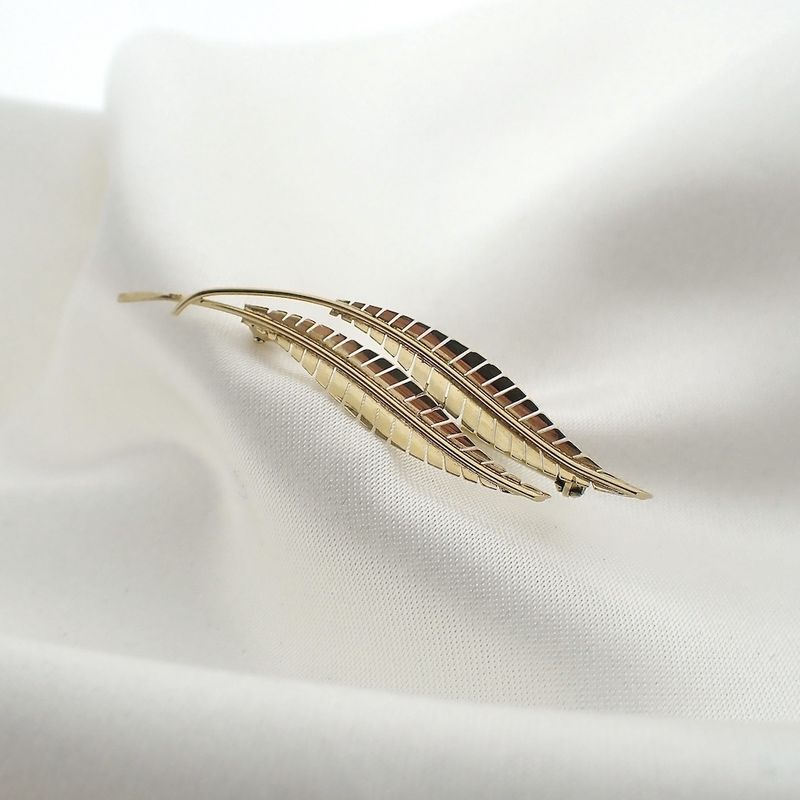 Image 2 of Gold brooch with two feathers
