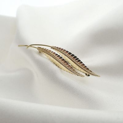 Gold brooch with two feathers Image 2 of Gold brooch with two feathers