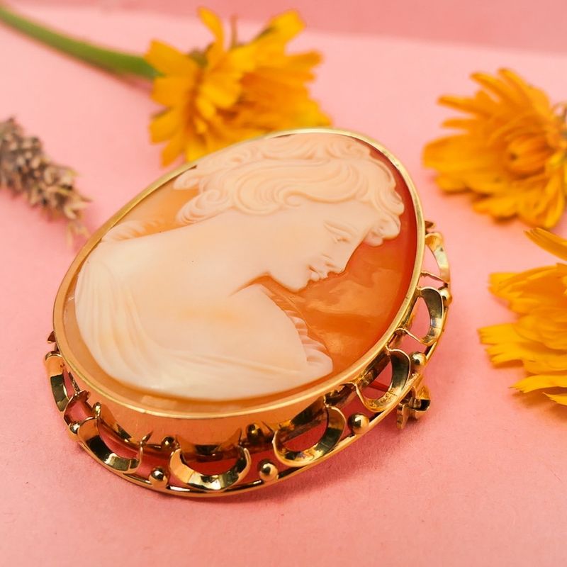 Image 2 of Antique gold brooch/pendant with cameo