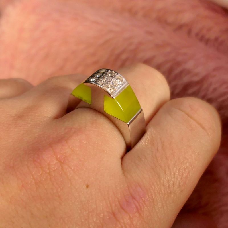 Image 10 of White gold ring with chrysoprase and diamonds; 0.27 ct.