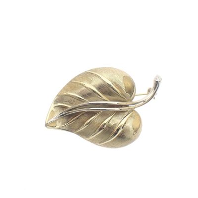 Two-tone gold brooch of a leaf Image 1 of Two-tone gold brooch of a leaf
