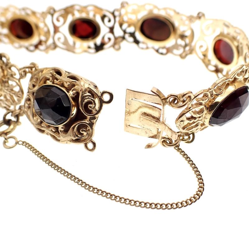 Image 4 of Vintage gold boat bracelet with garnet