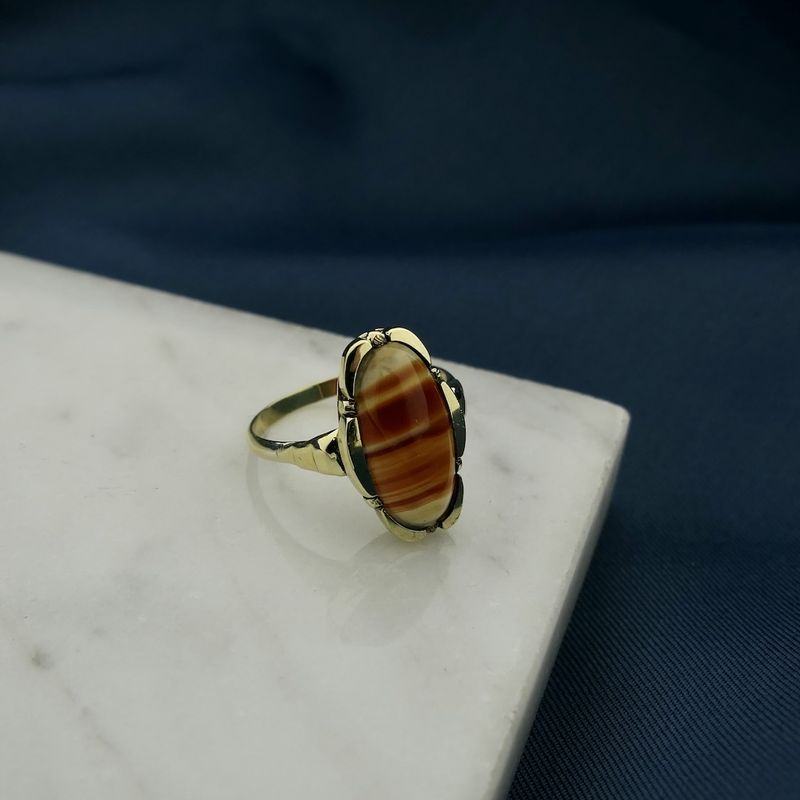 Image 2 of Vintage gold ring with carnelian bandagate