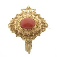 Vintage/antique gold brooch with filigree technique and blood coral