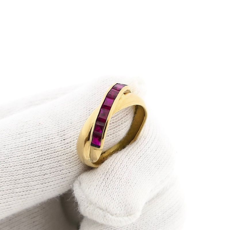 Afbeelding 9 van Gouden crossover ring met robijn 