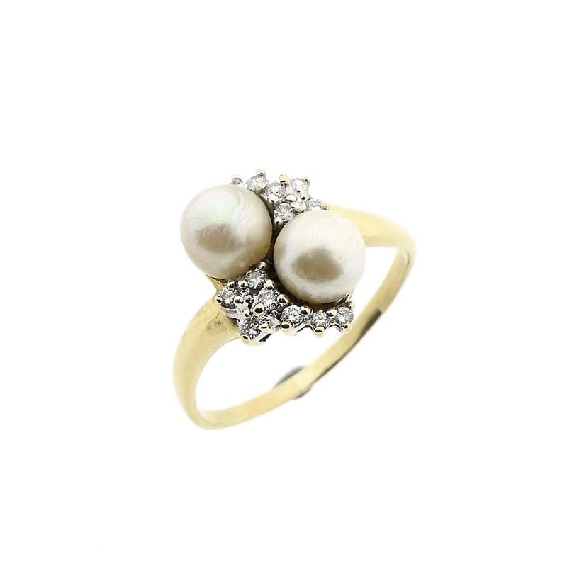 Image 1 of Gold ring with pearl and diamond 0.28 ct.