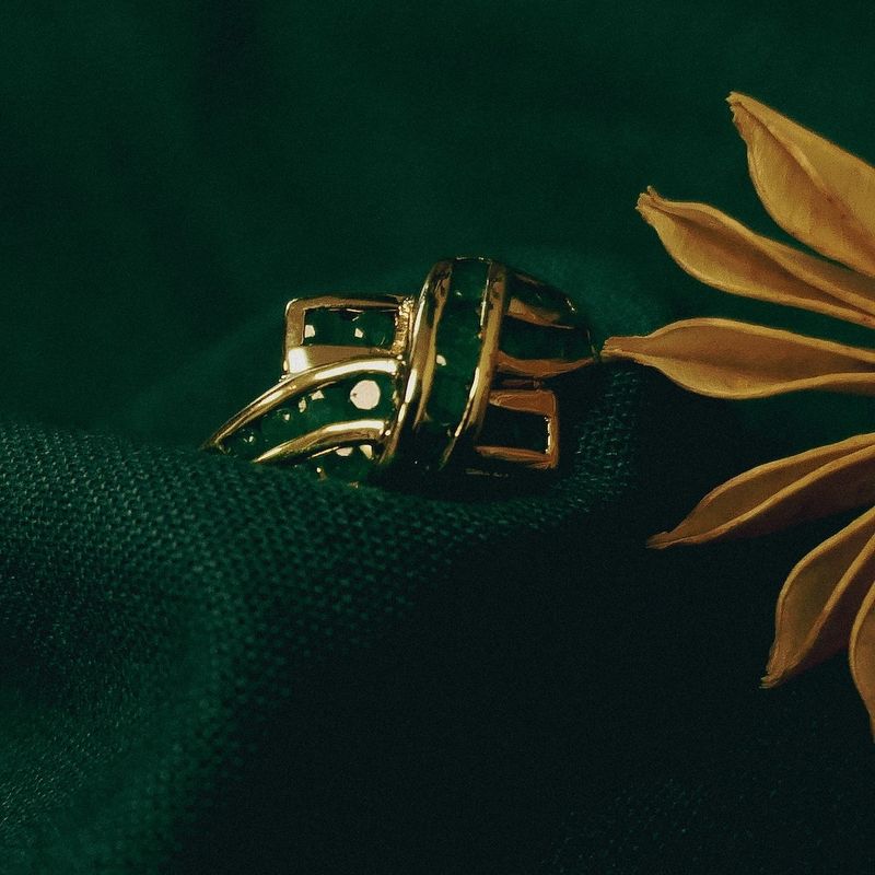 Image 2 of 9 carat ring with emerald