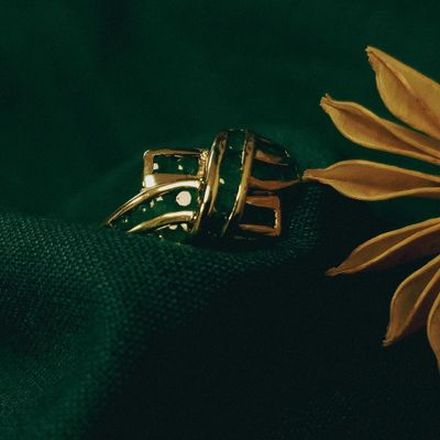 9 carat ring with emerald Image 2 of 9 carat ring with emerald