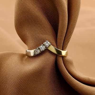 Image 2 of Bicolor Gold V-Shaped Ring with Diamonds; 0.105 ct.