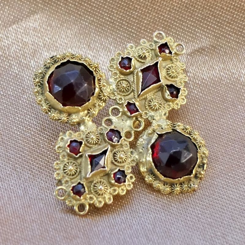 Image 2 of Antique gold brooch with garnet