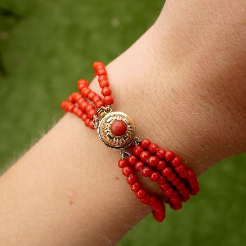 Image 3 of Red coral bead bracelet with gold clasp; Antique | 18 cm