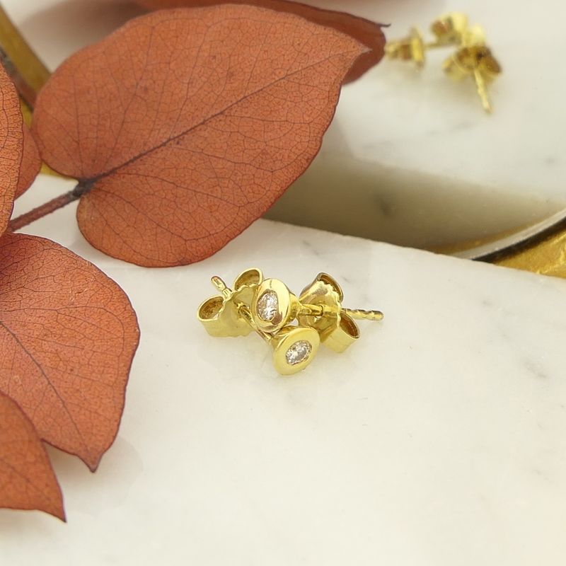 Image 2 of Gold stud earrings with diamond | 0.10 ct.