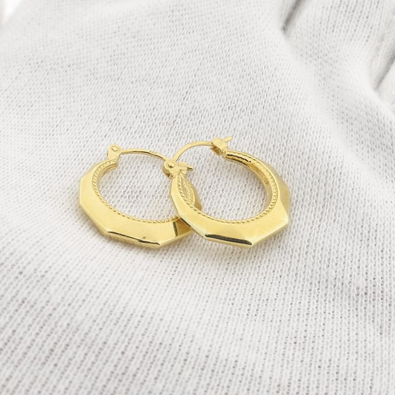 Image 11 of Gold faceted hoop earrings | Ø 17 mm