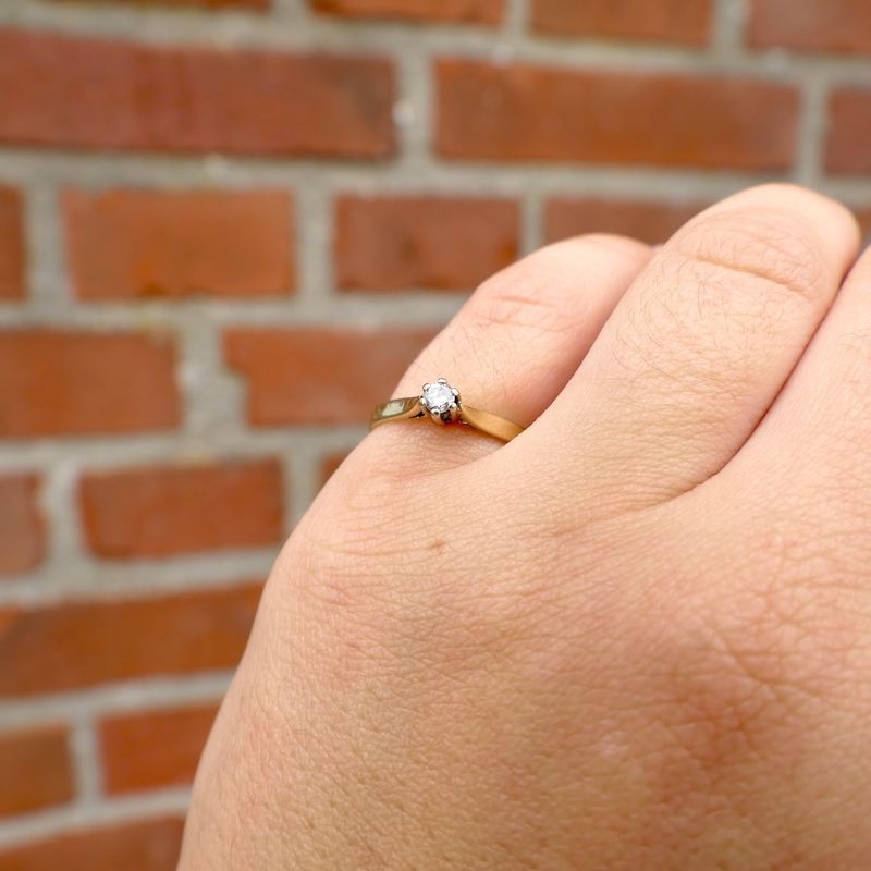 Image 11 of Gold solitaire ring with diamond; 0.10 ct.